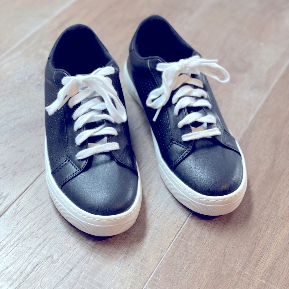 LIKE NEW STEVE MADDEN FAUX LEATHER SNEAKERS!!